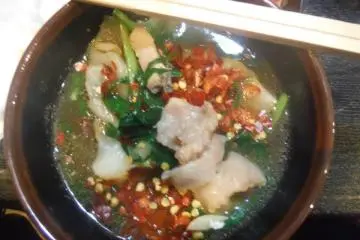 <p>เหยาะพริกแห้งลงไปในนาเบะสักหน่อย ก็จะได้น้ำซุปรสชาติแซ่บอย่าบอกใคร</p>