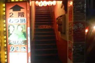 <p>ทางเดินขึ้นร้านราคุเทนจิ ร้านจะอยู่บนชั้น 2</p>