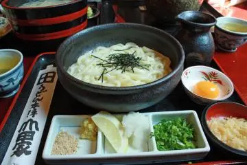 <p>Kama-Bukkake เส้นอุด้งลวก เทซอสผสมลงไปก่อนรับประทาน</p>