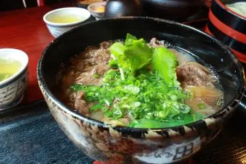 <p>Niku อุด้งร้อนพร้อมเนื้อสัตว์</p>