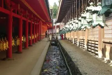 <p>Behind the Naoraiden hall, we can find lanterns rows above a small river&nbsp;</p>