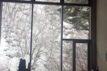 <p>In the morning the mountain in front of our hotel was covered in snow and it was hard to leave.</p>