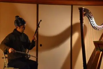 <p>Soft sound of an erhu filled the night air</p>
