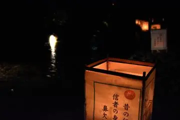 <p>Every path in the garden was lit by these dim lanterns</p>