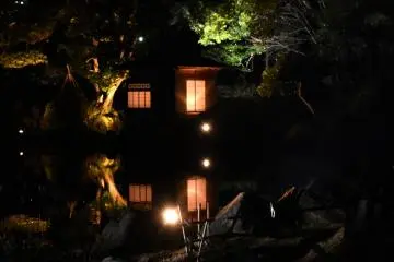 <p>Looking at Yokokan house from the opposite side of the pond</p>