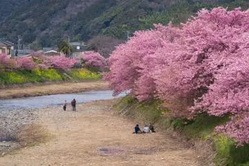 <p>As you walk further away from the shoreline, crowds thin out more, though the views remain just as spectacular.</p>
