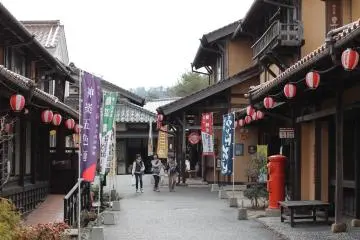 <p>Children walking the streets in the morning</p>