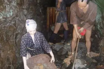 Life-sized recreation of mining life and mining activities in the Edo period.  There are educational descriptions of the scenes and mining life.