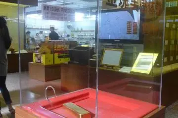 Gold bar -- you can touch this.  It was too heavy for me to pick up.  I forget to get a picture of the world's biggest gold bar.  There is a 250 kg gold bar that you can touch. It is huge!