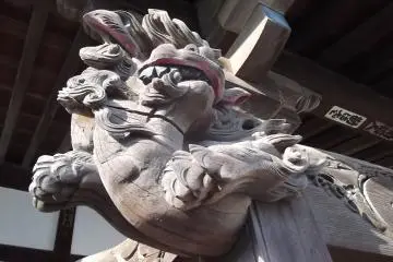 <p>Under the eaves at Renkei-ji</p>