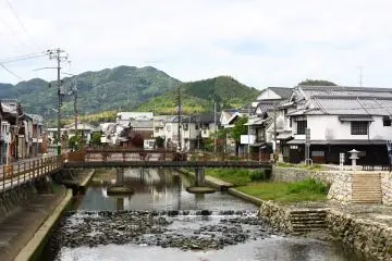 <p>Stroll along the river that runs through the city</p>