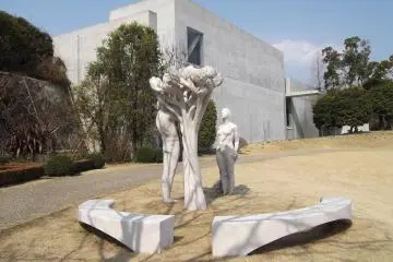 <p>A sculpture in the garden below the plaza</p>