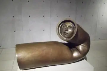 <p>Sculpture by Giuliano&nbsp;Vangi</p>