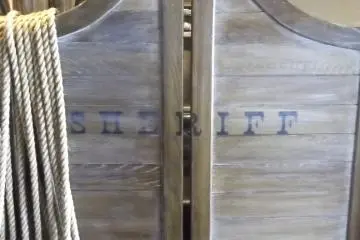 <p>Disaat pintu otomatis belum ditemukan&nbsp;</p>
