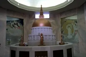 <p>The entrance of the Sri Lankan pagoda</p>