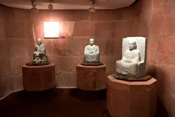 <p>Some stone statues</p>