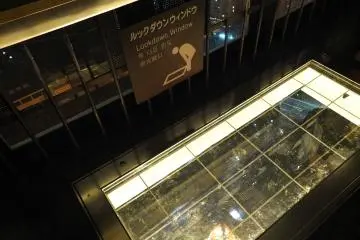 <p>มีพื้นกระจกใสมองทะลุถึงพื้นดินจากบนจุดชมวิวด้วย</p>