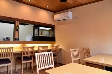 ห้องอาหารที่เป็นระเบียบ สว่างสดใสและดูสะอาดตา