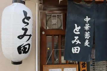 입구- 문 쪽에 자동판매기가 있다