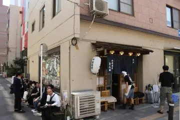 토미타 라멘 대 기 줄- 평일 아침 10시40분에 찍은 사진이다!