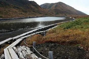 <p>Bagian dari jalur memanjang di sekitar telaga vulkanik Amida. Dalam cuaca yang cerah, akan terlihat refleksi dari puncak sekitarnya pada permukaan yang menakjubkan.</p>