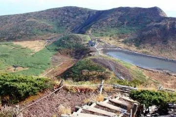 <p>Serangkaian tangga kayu mengarah ke Gunung Oname, yang merupakan puncak tertinggi. Dari puncak Anda mungkin akan dihadiahkan dengan pemandagan yang indah - atau awan, tergantung pada cuaca. Cuaca di sini dapat berubah dalam beberapa saat sehingga sangat penting untuk dipersiapkan.</p>