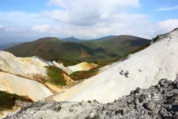 <p>Dua pejalan kaki menyusuri jalan berbatu, sementara di kejauhan Nyuto-san (harfiah 'gunung puting') terlihat. Dari sini, bisa dimengerti bagaimana gunung ini mendapatkan namanya!</p>