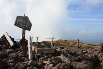 <p>Ada sebuah kuil kecil di puncak Gunung Oname. Pada 1637 mdpl, ini adalah puncak tertinggi di Akita. Sebelum awan ini tiba-tiba menggulung, pemandangan itu sangat mendebarkan!</p>