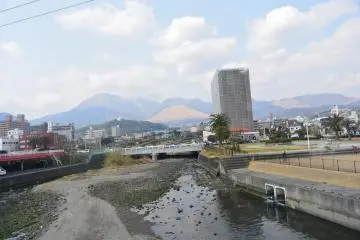 도시 반대편의 산맥