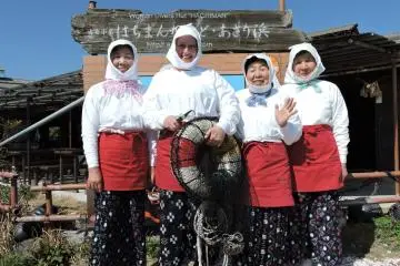 <p>Posing with Ama divers in front of Hachiman-Kamado's signboard</p>