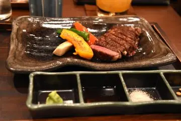 이게 주 요리야, 부드럽고 즙이 많은 일본 쇠고기 스테이크!