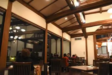 기요야스테이에서 식사를 즐기는 사람들