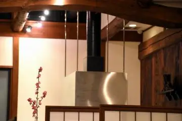 넓은 그릴에서 조리되는 음식을 볼 수 있는 카운터가 있다