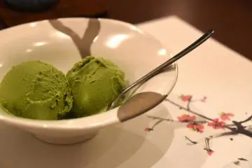 푸짐한 메인 요리 후에,  달콤한 것을 원하잖아, 그렇지? 여기에 당신을 위한 맛차 아이스크림이 있다!