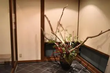 입구에 전시된 일본식 꽃꽂이