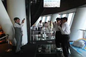 <p>มีบริการถ่ายรูปให้ฟรีกับพื้นกระจกใส</p>