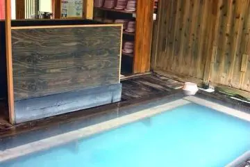 <p>Kuroyu&nbsp;translates as 'black water', but the water here is actually milky white with mineral deposits. Fresh water straight from the source continuously circulates through each of the baths, and has done so for hundreds of years. This is the indoor bath for women.</p>