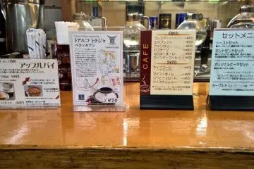 <p>Le menu est un peu limit&eacute;, mais un large choix de g&acirc;teaux et tartes est propos&eacute;</p>