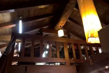 <p>Le premier &eacute;tage vu depuis l'entr&eacute;e</p>
