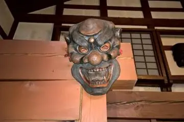 <p>Un masque traditionnel accroch&eacute; au mur</p>