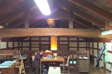<p>L'incroyable structure de bois visible au premier &eacute;tage</p>