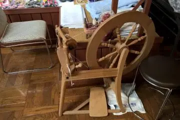 <p>Un rouet encore en &eacute;tat de marche</p>
