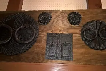 <p>De vieilles poign&eacute;es de portes en fer forg&eacute;</p>