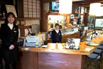 <p>Une fois &agrave; l'int&eacute;rieur, vous &ecirc;tes servis par une &eacute;quipe tr&egrave;s agr&eacute;able et chaleureuse</p>