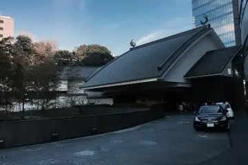 Pintu masuk tampak mengesankan bahkan dari luar.