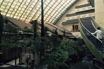 Dalam nya cukup luas, dengan restoran mewah dan beberapa ruang perjamuan.