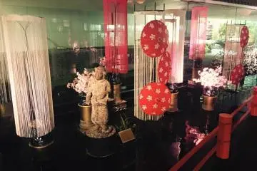 Ada banyak dekorasi cantik di mana-mana