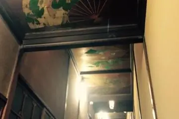 ... sesaat saya keluar lift, saya berada di bagian asli bangunan Gajoen, seorang perempuan dengan sopan mengatakan kepada saya bahwa saya tidak bisa mengambil gambar di sana. Jadi ini adalah gambar terakhir yang saya ambil ... Seperti yang Anda lihat, langit-langit ditutupi dengan ornamen yang indah, dan harus jujur, pada saat ini saya jauh lebih terkesan dengan Gajoen sendiri daripada dengan rangkaian bunga. Setiap kamar memiliki konsep sendiri, lukisan dan ukiran di dinding di mana-mana. Hal tersebut benar-benar mengingatkan saya pada film animasi Spirited Away dan interior pemandian sana.