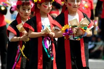 big sunflower little girl (Photo: <a href="http://www.gethiroshima.com" target="_blank" rel="noreferrer noopener nofollow">gethiroshima</a>)