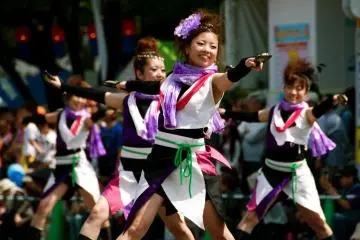beautiful dancers (Photo: <a href="http://www.gethiroshima.com" target="_blank" rel="noreferrer noopener nofollow">gethiroshima</a>)